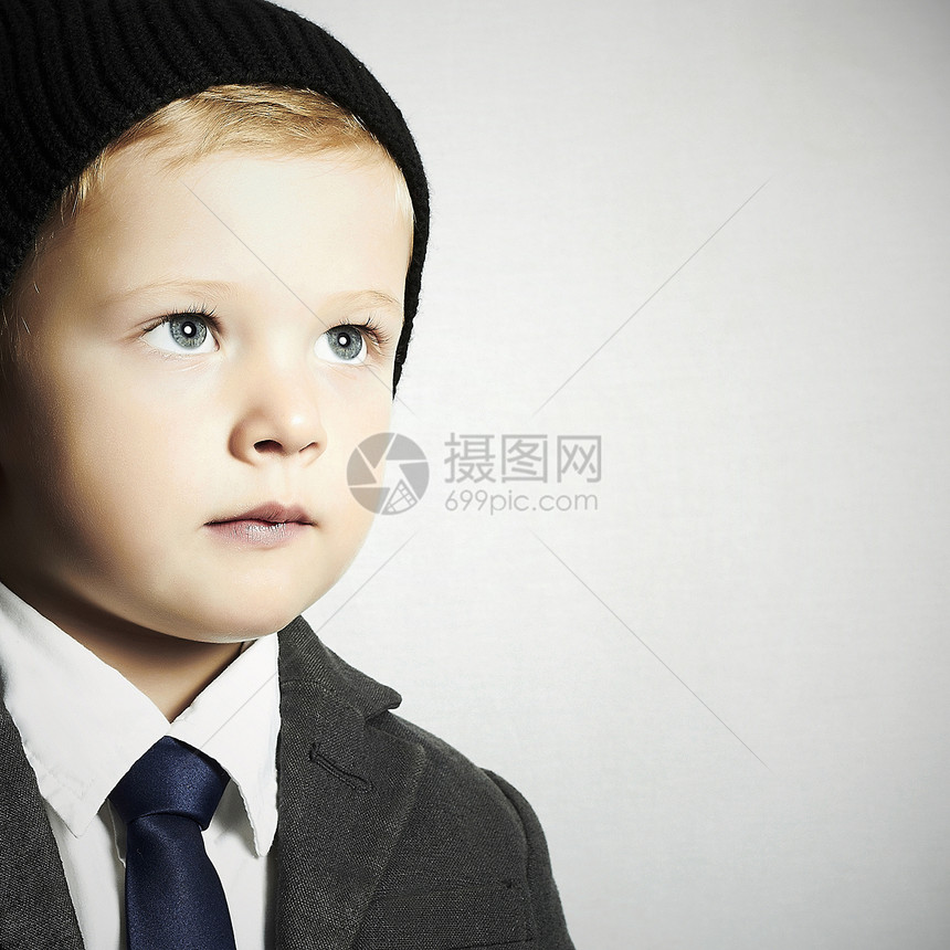 领带时尚小男孩的肖像时髦图片
