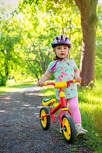 公园里骑自行车的小女孩图片