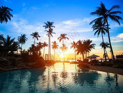 热带海滩度假胜地的美丽日落图片