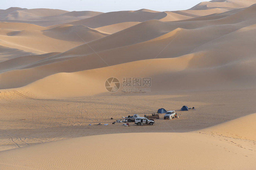 利比亚撒哈拉沙漠的旅游营地图片