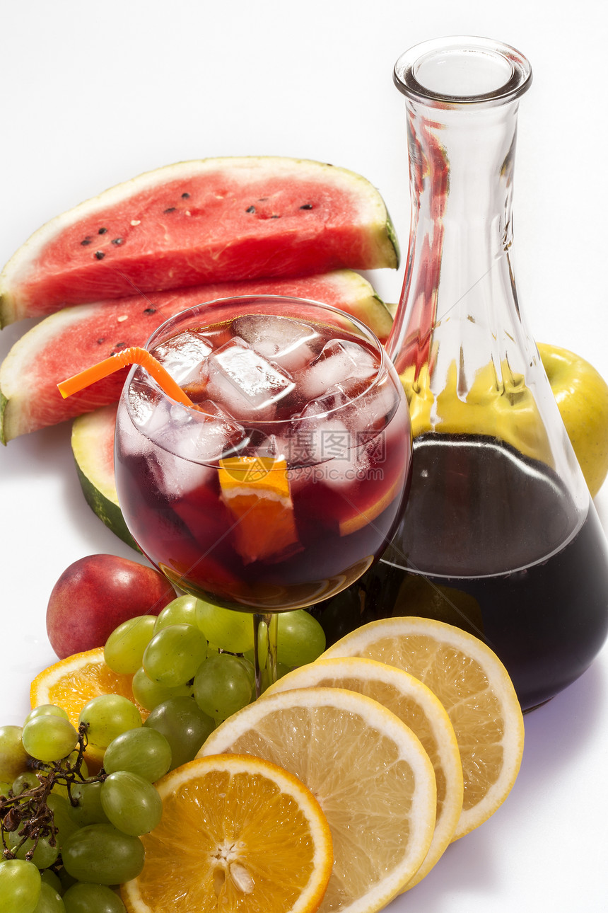 加冰和各种水果的冷桑格利亚汽酒图片