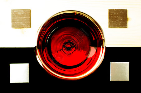 一杯红葡萄酒在对比鲜明的黑白中间图片