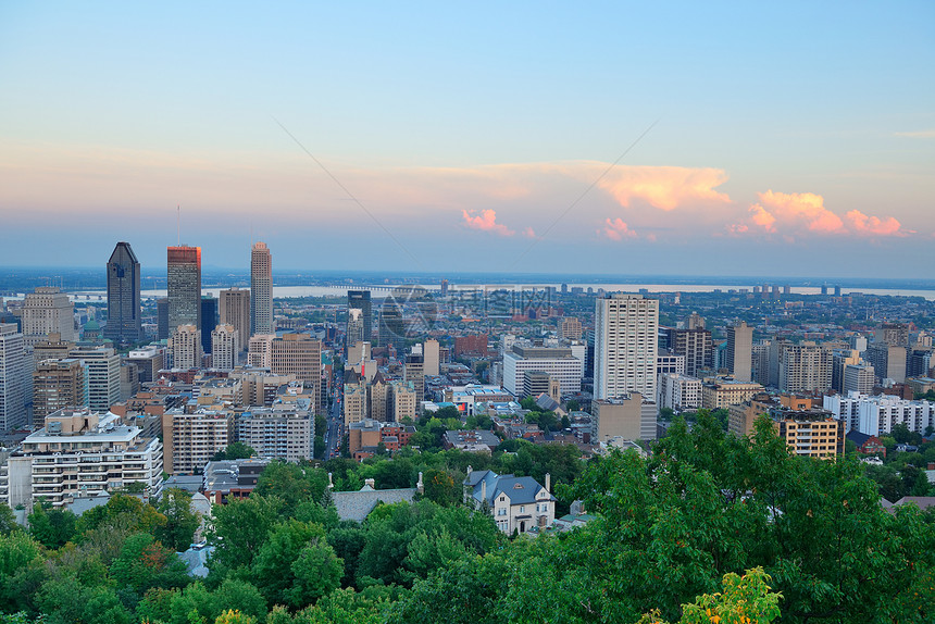 蒙特利尔城市日落时的天际线从MontRoyal与城市图片