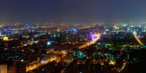 北京在夜间鸟瞰图与城市建筑图片