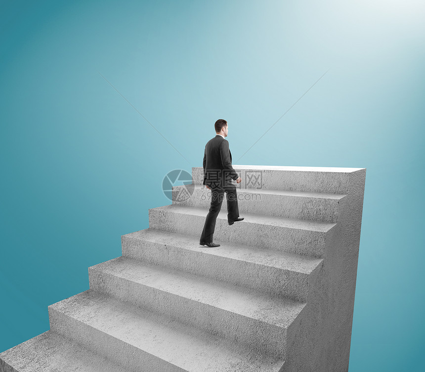 蓝色背景下爬楼梯的商人图片