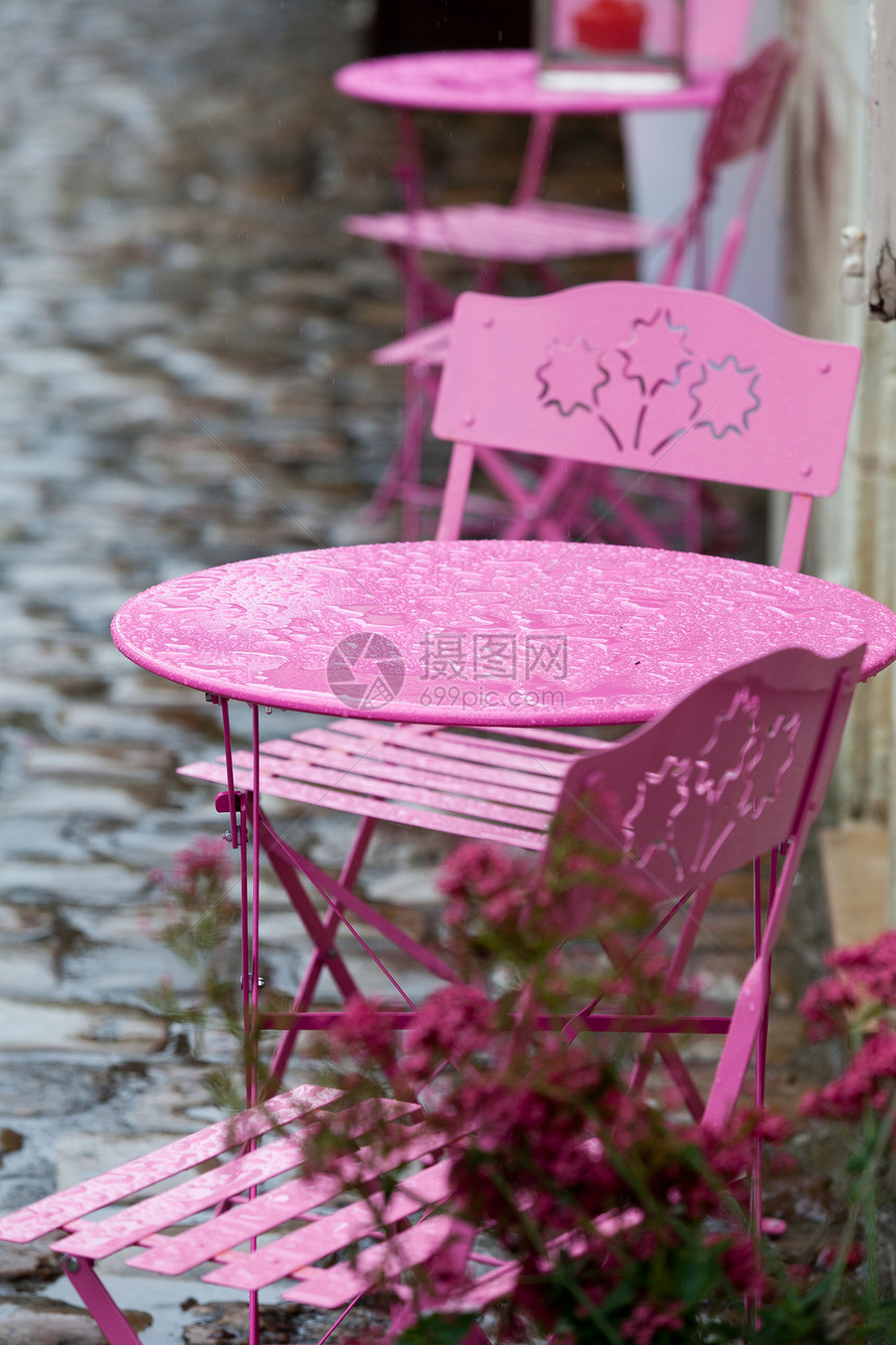 雨天咖啡馆里空荡的粉色桌子图片