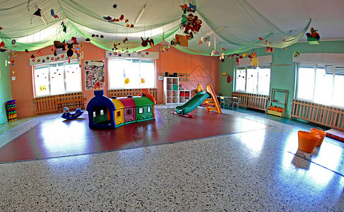 宽敞的休息室重要的托儿所中心有许多圣诞装饰品和装饰品以及图片