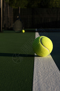 背景中带球拍和球的网球图片