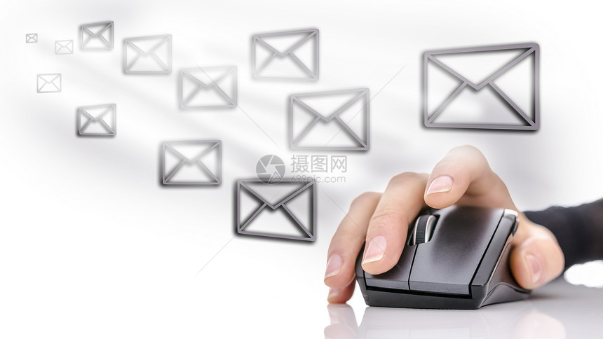 使用计算机鼠标在女手周围发电子邮件图标图片