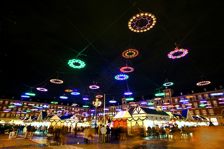 圣诞夜在马德里的市长广场星光璀璨图片