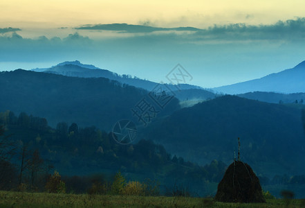 秋天喀尔巴阡山的朦胧黎明图片