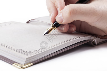用钢笔在日记中写空页的女手图片