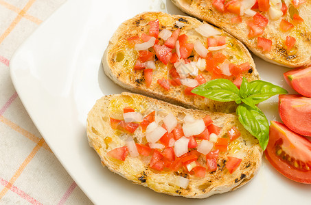 烤面包切片加番茄洋葱贝壳和额图片