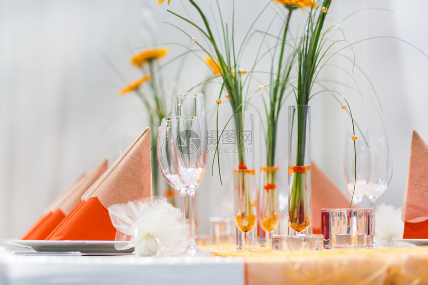为婚礼或活动派对设置的淡橙色餐桌图片