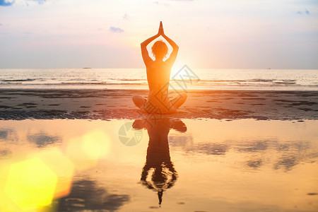 瑜伽健康和谐日落时沙滩图片