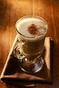 一大片美味热巧克力或卡布奇诺咖啡和奶糖霜背景图片