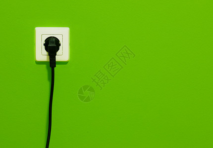绿墙上的连接器插头中的电缆图片