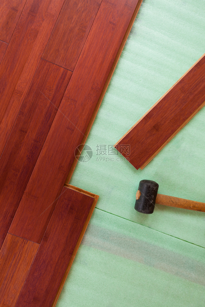 铺设有染色的棕褐木竹实木板地和橡胶棒工具的图片