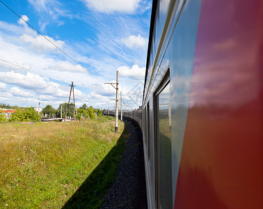 火车在夏天的一天农村乘坐铁路图片