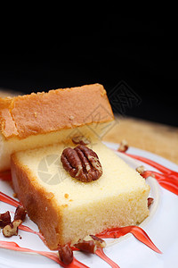 奶油蛋糕草莓酱和山核桃图片