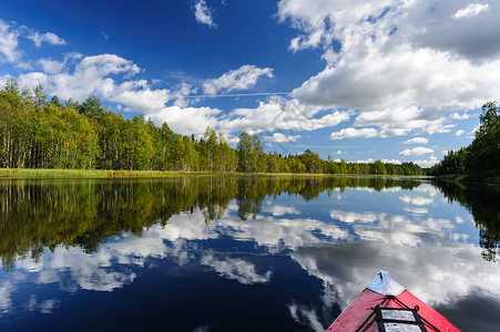 在俄罗斯北部卡累利阿的河流中划独木舟图片