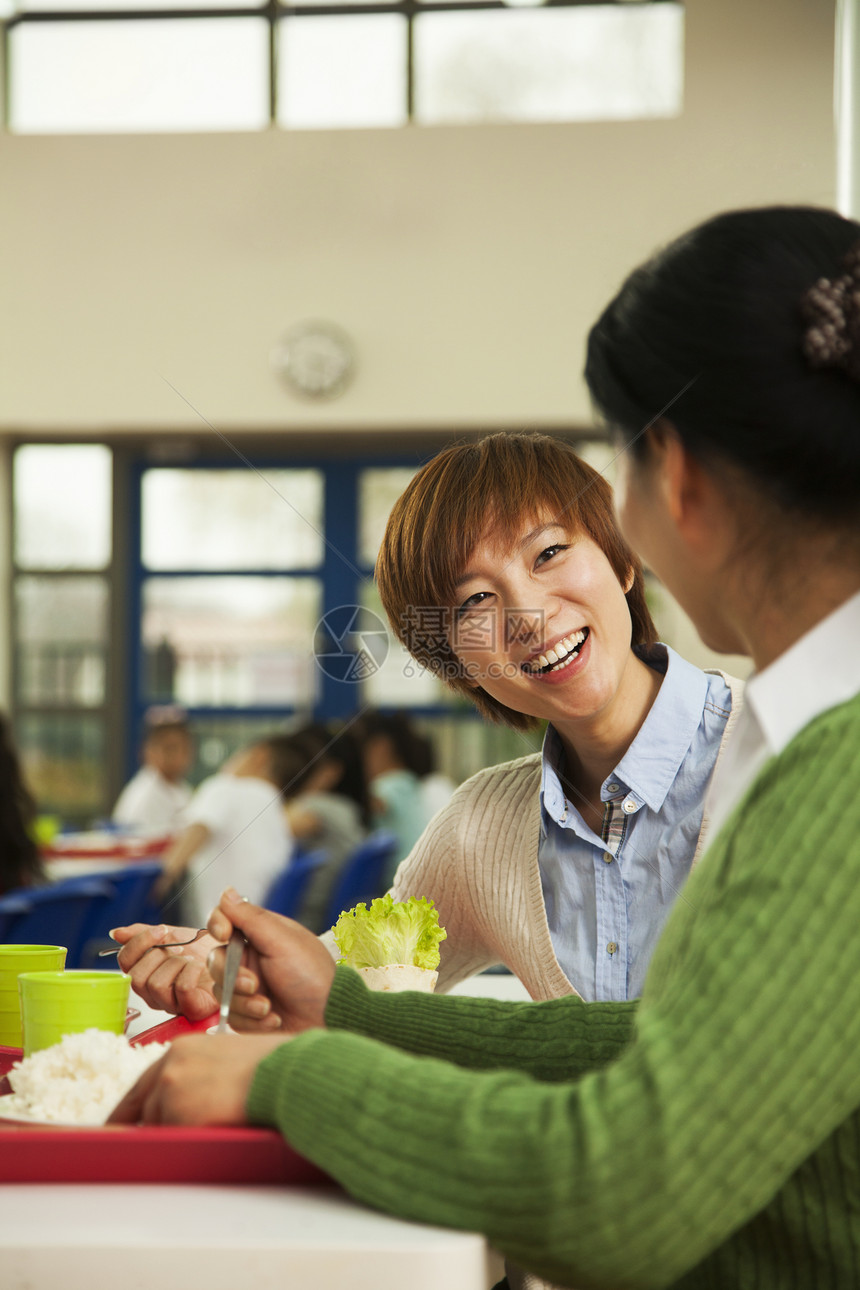 老师们在学校食堂吃午饭图片