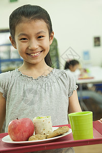 在学校食堂里拿着餐图片