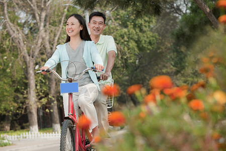 北京骑双人自行车的情侣背景图片