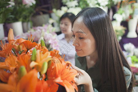 妇女在花店看花图片