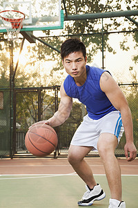 球场上的街头篮球运动员肖像背景图片