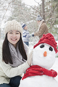 冬天妈在公园里堆雪人图片