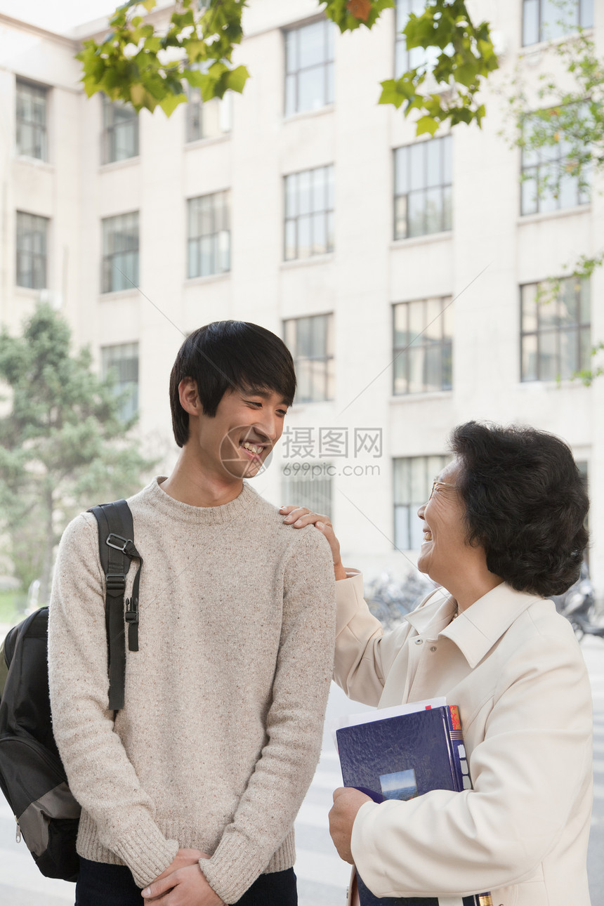 学生与他的教授交谈图片