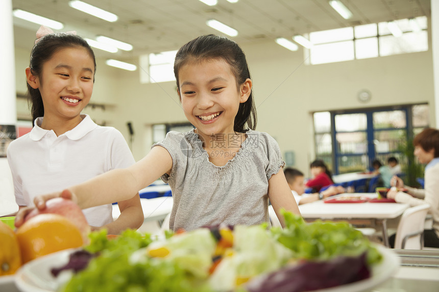 在学校食堂里拿着餐图片