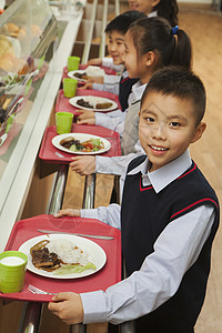 在校儿童排队在学校食堂站图片