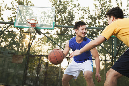 篮球场上的两名街头篮球运动员图片