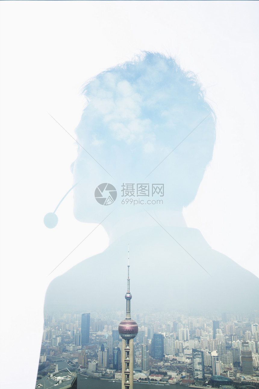 上海有头戴盔和天线的青年商人图片