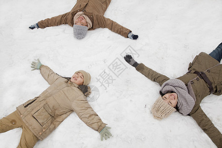 一家人躺在雪地里造雪天使图片