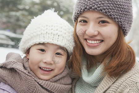 母亲和女儿在冬天的肖像背景图片