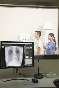 医生检查病人的中部X光机图片