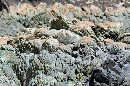 五月颜色的岩石层图片