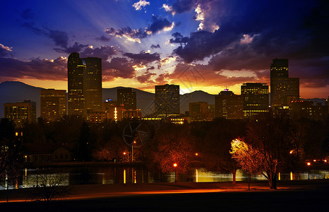日落时的丹佛天际线美国科罗拉多州丹佛市五颜六色的美丽日落丹佛市中心科图片