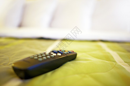黑电视远程在床位上背景图片