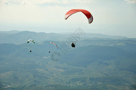 三架滑翔伞飞越西班牙高山图片