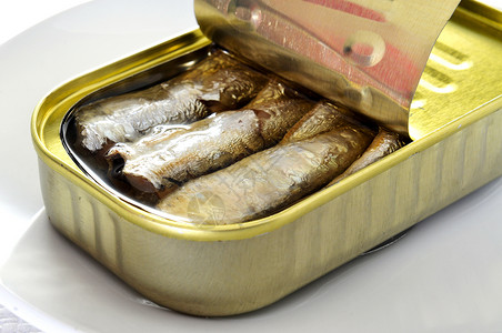 盘子里打开的沙丁鱼罐头特写图片