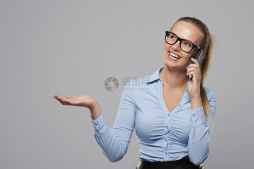 商业女商人在移动电话上交谈和在复图片
