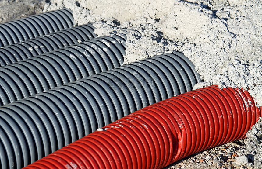 在混凝土覆盖的公路工程中铺设电缆和光纤的红色pvc冲压软管和图片