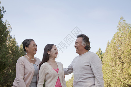 孙女与祖父母在公园散步图片