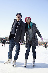 在溜冰场滑冰的年轻夫妇图片