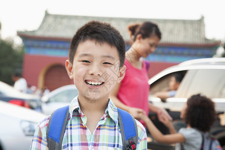 男孩和他的家人在背景中的肖像图片