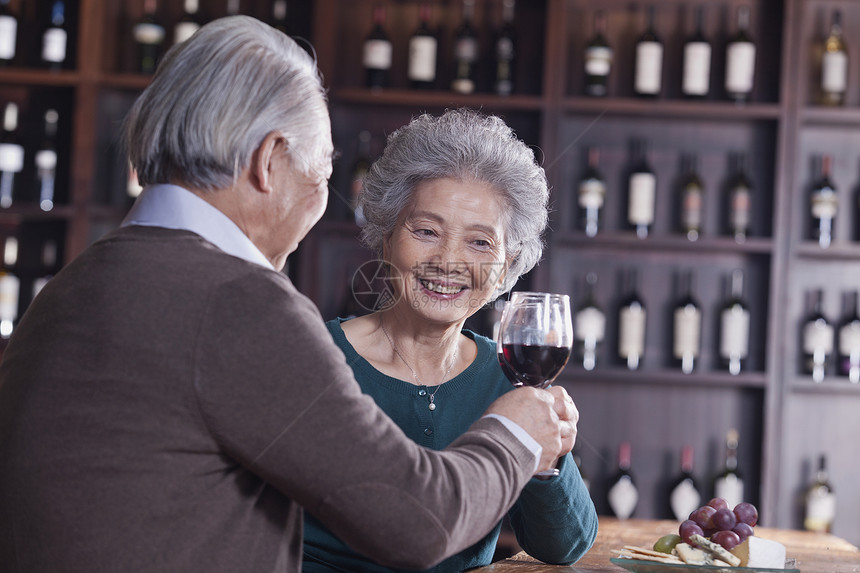 饮酒以女为焦点的老夫妇共餐和享受自己喝饮料图片